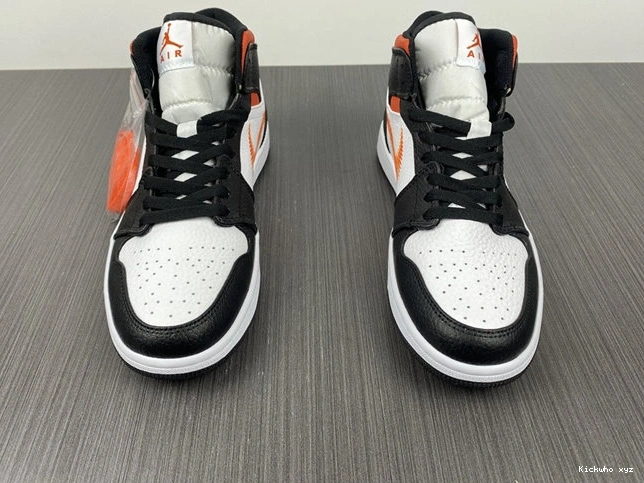 Jordan1 Zig WellDesigned Zag DN4929- 3700 Mid 1026